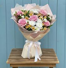 Букет цветов из:  Гвоздики, Орхидеи и Розы в Новощапово