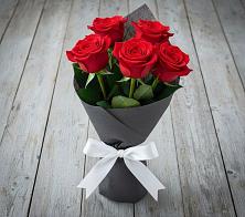 Букет 5 Красных роз Эдлесс Лав в Новощапово