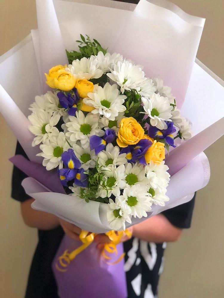 Букет цветов из: Ирисы, Хризантемы и Розы в Новощапово