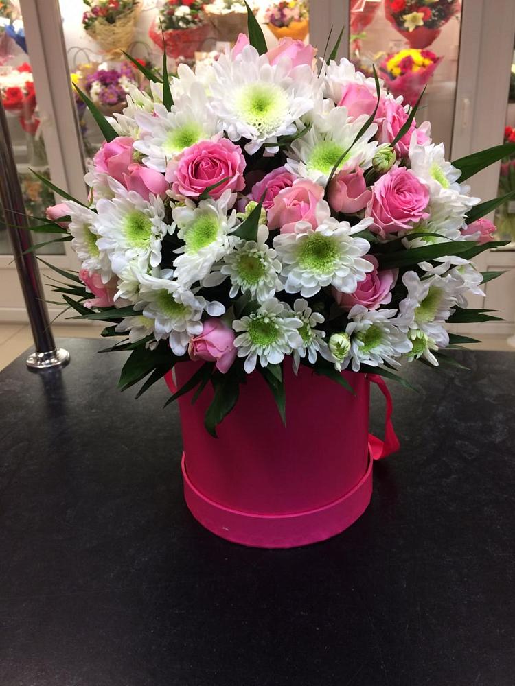 Цветочная композиция из Розы и Хризантемы в шляпной коробке в Новощапово