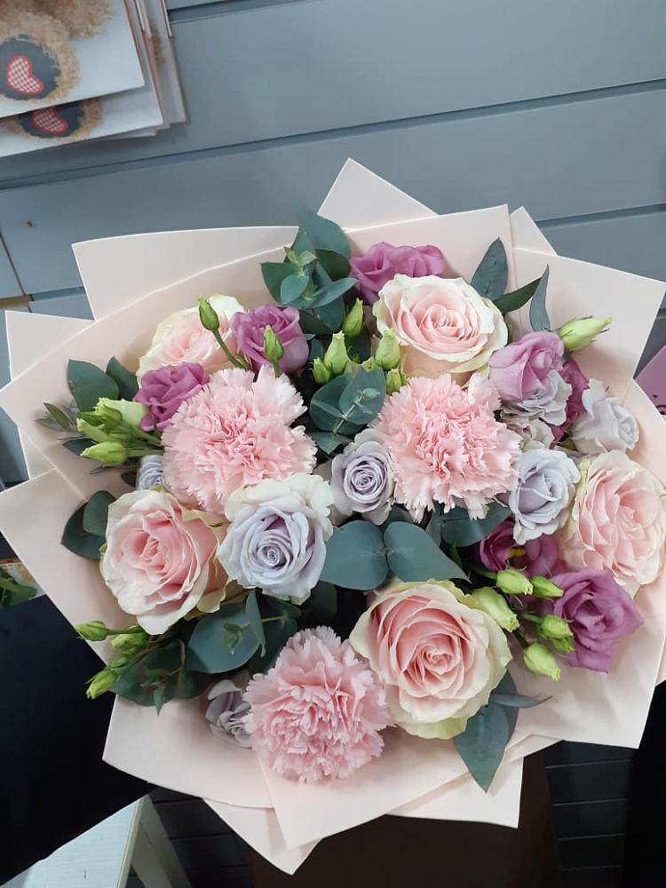 Букет цветов из: Розы, Гвоздики и Лизиантусы в Новощапово